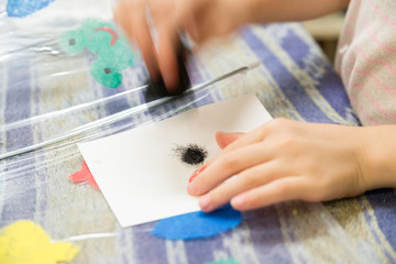 絵画教室で制作に励む子供たちの手