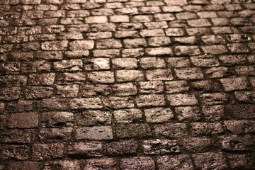 Nahaufnahme von Pflastersteinen in der Nacht