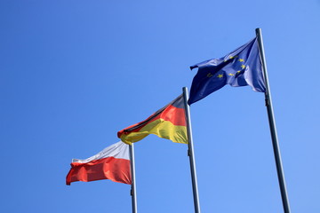 Fahnen wehen vor einem blauen Himmel im Wind