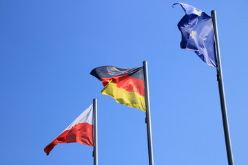 Fahnen wehen vor einem blauen Himmel im Wind