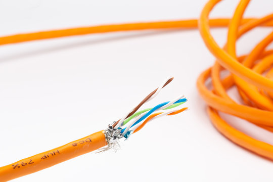 Abisoliertes Ethernet Kabel mit verdrillten Dr&auml;hten, mit weissem Hintergrund