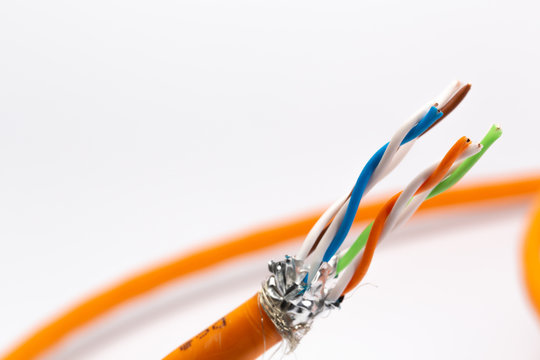 Nahaufname eines abisolieren Ethernet Kabel mit verdrillten Drähten, mit weissem Hintergrund