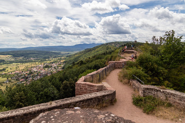 Fototapeta na wymiar Château médiéval en ruine du Haut-Barr, sur les hauteurs de Saverne, dans le Bas-Rhin (Alsace)