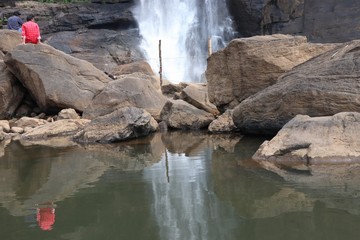 Naklejka premium waterfall on the rocks