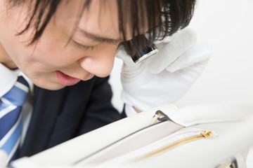 査定する鑑定士