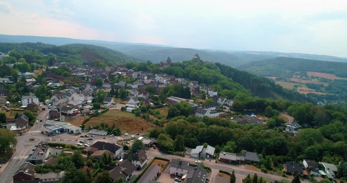 Luftaufnahme der Stadt Nideggen im Kreis D&uuml;ren. Im Hintergrund ist die Burg Nideggen zu sehen.