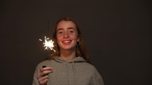 junge Frau mit Wunderkerze