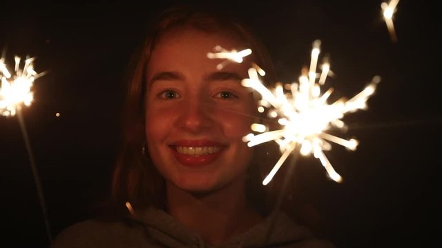 junge Frau mit Wunderkerze