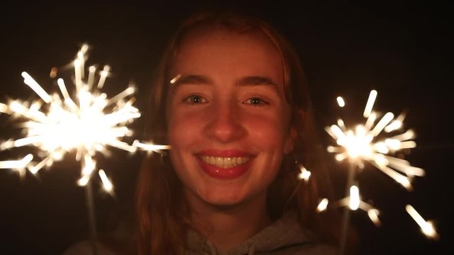 junge Frau mit Wunderkerze