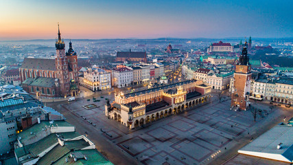 Wschód słońca Rynek Główny w Krakowie. Sunrise over the Main Square in Cracow.