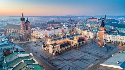 Wschód słońca Rynek Główny w Krakowie. Sunrise over the Main Square in Cracow. - obrazy, fototapety, plakaty