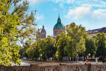 Blick von der Isar auf die Kirche St. Anna im Lehel, München © Harald Schindler