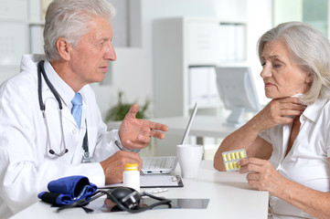 Obraz premium Close up portrait of senior doctor with a elderly patient