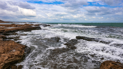 Obraz premium Rocky seaside in cloudy weather