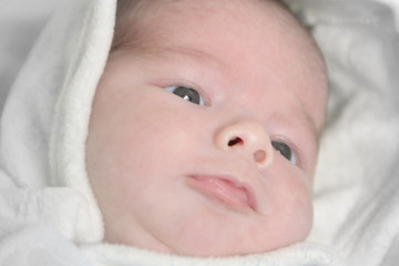 Beb&eacute; envuelto en una toalla