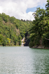 Obraz premium Cascade de la Pèle, sur le lac de Vouglans, dans le massif du Jura, en Bourgogne-Franche-Comté
