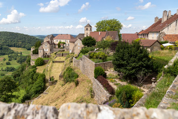 Fototapeta na wymiar Le village de Château-Chalon, reconnu pour son vin, dans le Jura, en Bourgogne-Franche-Comté