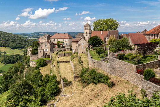 Le village de Ch&acirc;teau-Chalon, reconnu pour son vin, dans le Jura, en Bourgogne-Franche-Comt&eacute;