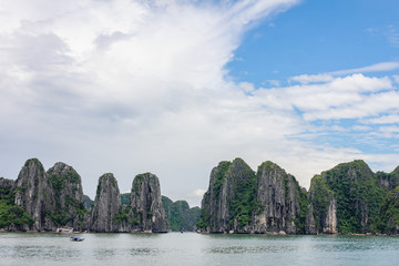 Naklejka premium Amazing rocks in the sea, natural heritage in Halong bay, Vietnam