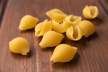 Pasta tipo conchiglie su fondo di legno, Cucina Italiana