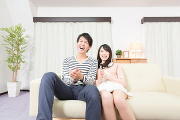 テレビを見る夫婦