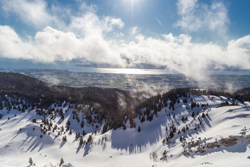 Panorama sur le lac Léman et la chaine des Alpes depuis le sommet de la Dole, le point culminant...