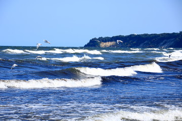 Wellengang an der Ostseeküste bei Sellin auf der Insel Rügen