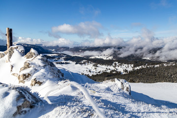 Fototapeta na wymiar Panorama depuis le sommet de la Dole, le point culminant du massif du Jura et de la station des Rousses, entre la Suisse et la Franche-Comté