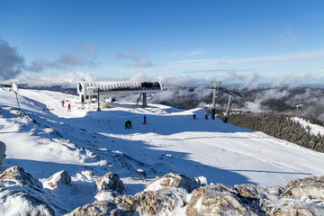 Télésiège permettant de monter au sommet de la Dole, le point culminant du massif du Jura et de...