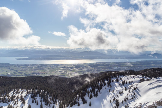 Panorama sur le lac L&eacute;man et la chaine des Alpes depuis le sommet de la Dole, le point culminant du massif du Jura et de la station des Rousses, entre Suisse et Franche-Comt&eacute;