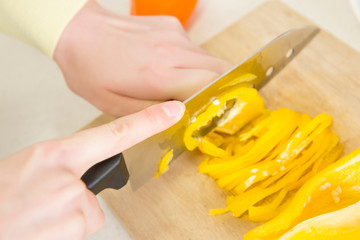 野菜を切る手元