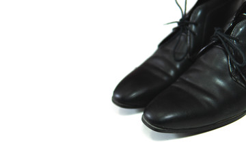 Bonitos zapatos de cuero, color negros, con un fondo blanco, vista de cerca. Estilo de vida y moda