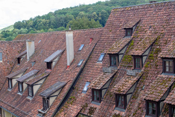 Fototapeta na wymiar Alte Fachwerkhäuse in Altstadt mit vielen Fenster