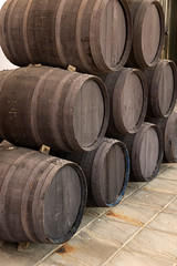 Barriles de vino en bodega.