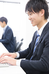 デスクワークするビジネスマン