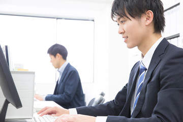 デスクワークするビジネスマン