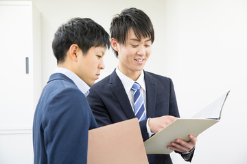 Obraz premium 会話するビジネスマン