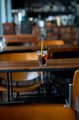 カフェレストランのテーブルの上に置かれたアイスコーヒー　イメージ