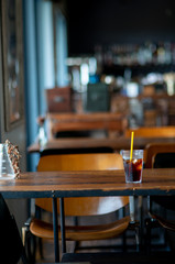 カフェレストランのテーブルの上に置かれたアイスコーヒー　イメージ