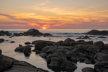 Fototapeta na wymiar Playa con rocas en Galicia durante el atardecer. Playa Lagos, Cabo Udra