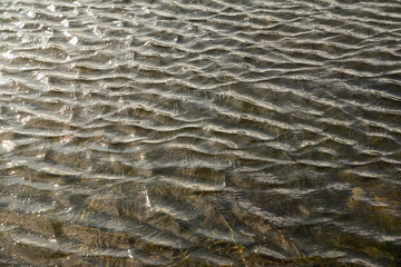 pequeñas olas  en las minas de sal de Aveiro. Portugal