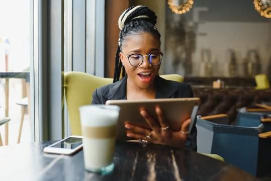 Young woman using tablet computer in coffee shop