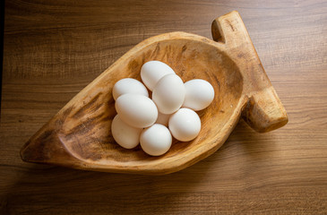 Ovos de galinha brancos na cesta de madeira formato pinhão / White chicken eggs in pinion shaped...