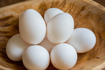 Ovos de galinha brancos na cesta de madeira formato pinhão / White chicken eggs in pinion shaped wooden basket