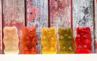 Süßigkeiten für Naschkatzen. Gummitiere in einer Reihe
