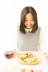 食事をする女性