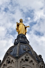 Fototapeta na wymiar Goldene Statue der Jungfrau Maria auf der Basilika in Lyon