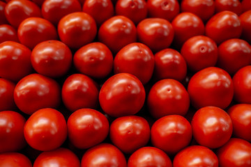 tomato arranged symmetrically in a market stall