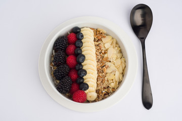 Plato de moras y cereal