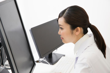 デスクワークする女性医師